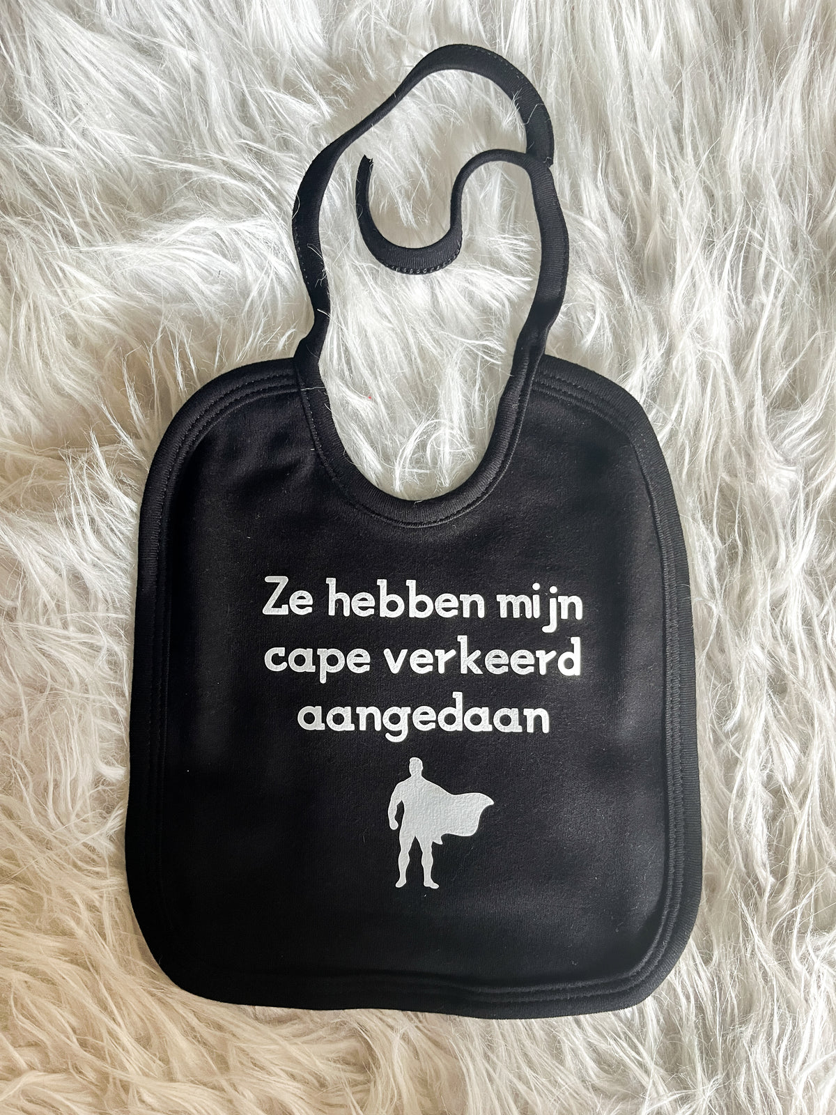 Zwarte babyslab 'Ze hebben mijn cape verkeerd aangedaan'