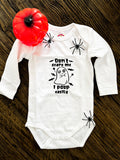 Witte Halloween-babyromper ‘Don’t scare me, I poop easily’