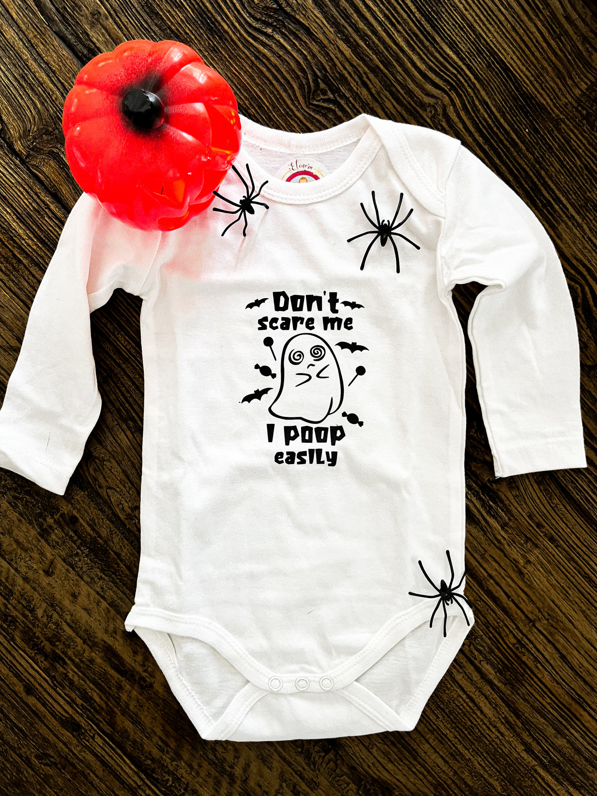 Witte Halloween-babyromper ‘Don’t scare me, I poop easily’