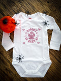 Witte babyromper met lange mouwen en roze Spooky Baby-print