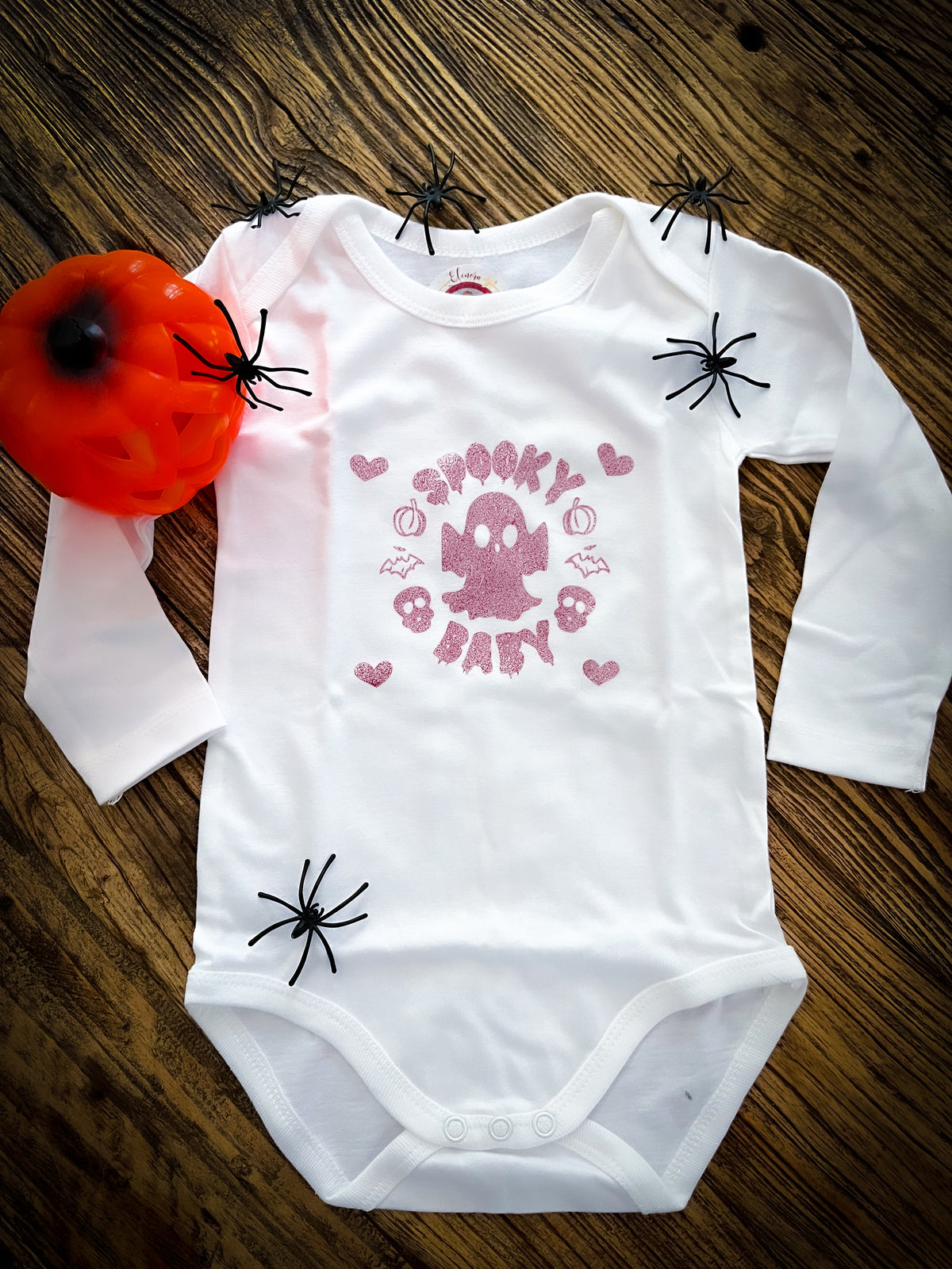 Witte babyromper met lange mouwen en roze Spooky Baby-print