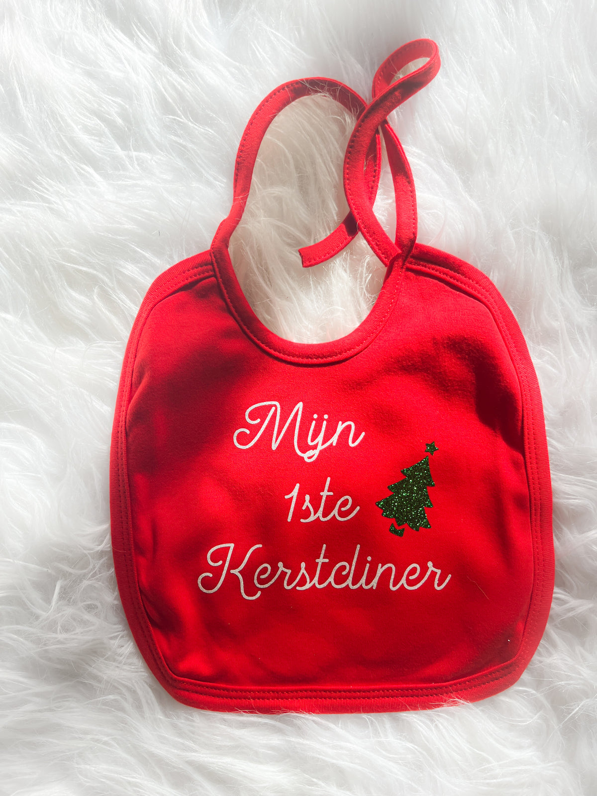 Rood babyslabbetje met tekst Mijn 1ste Kerstdiner en groen kerstboompje