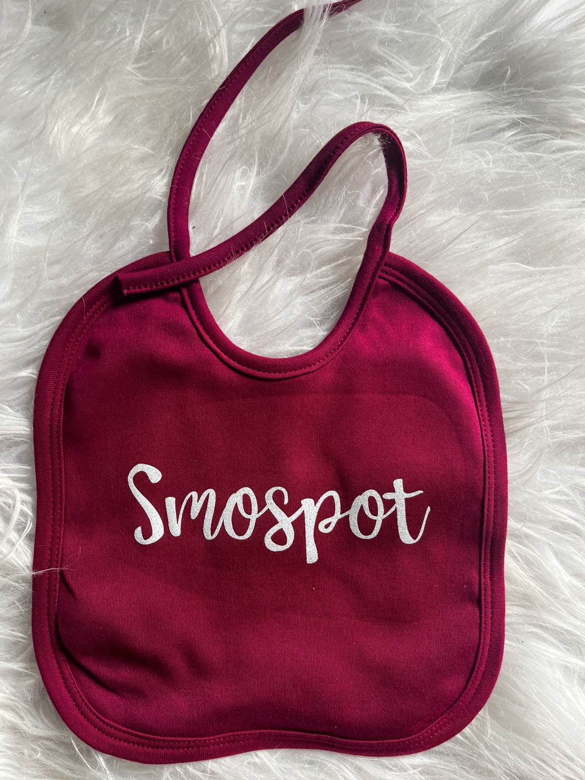 Bordeauxrood slabbetje met 'Smospot'