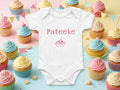 Witte babyromper met korte mouwen, roze tekst Pateeke en taartje