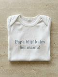 Opgevouwen witte babyromper met grijze tekst Papa blijf kalm bel mama!
