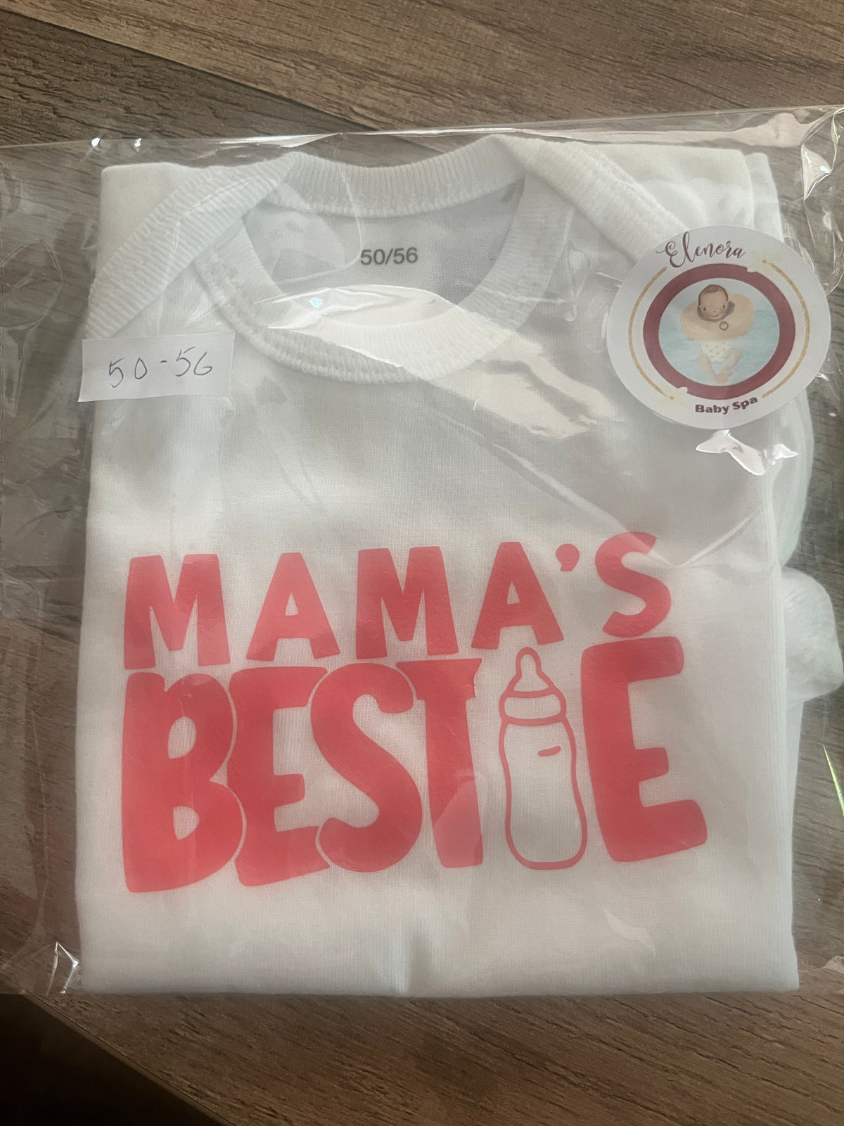 Opgevouwen Mama's Bestie-babyromper in doorzichtige verpakking