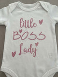 Witte babyromper met roze glittertekst little BOSS Lady en hartjes