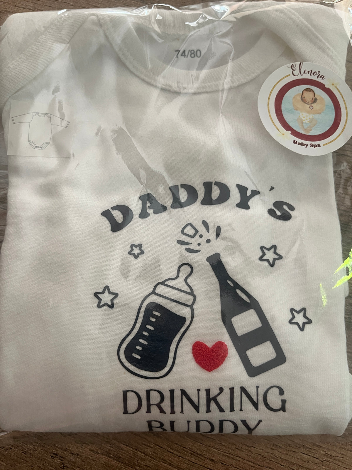 Opgevouwen Daddy's Drinking Buddy-romper in doorzichtige verpakking