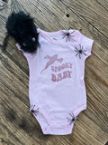 Lichtroze babyromper met korte mouwen en roze glitteropdruk Spooky Baby