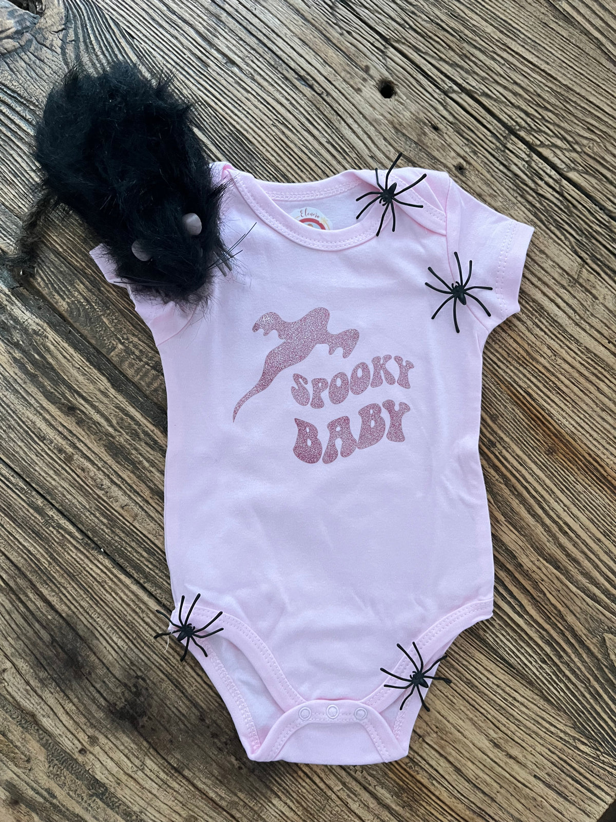 Lichtroze babyromper met korte mouwen en roze glitteropdruk Spooky Baby