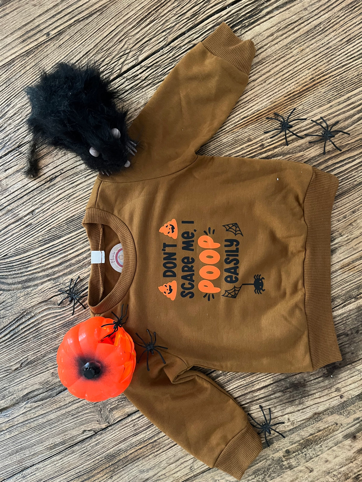 Bruine sweater met Halloweenprint en tekst op de voorkant