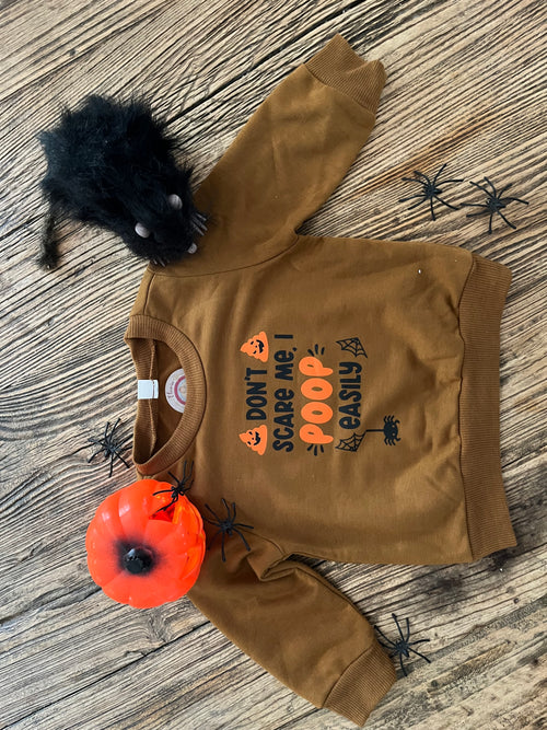 Bruine sweater met Halloweenprint en tekst op de voorkant